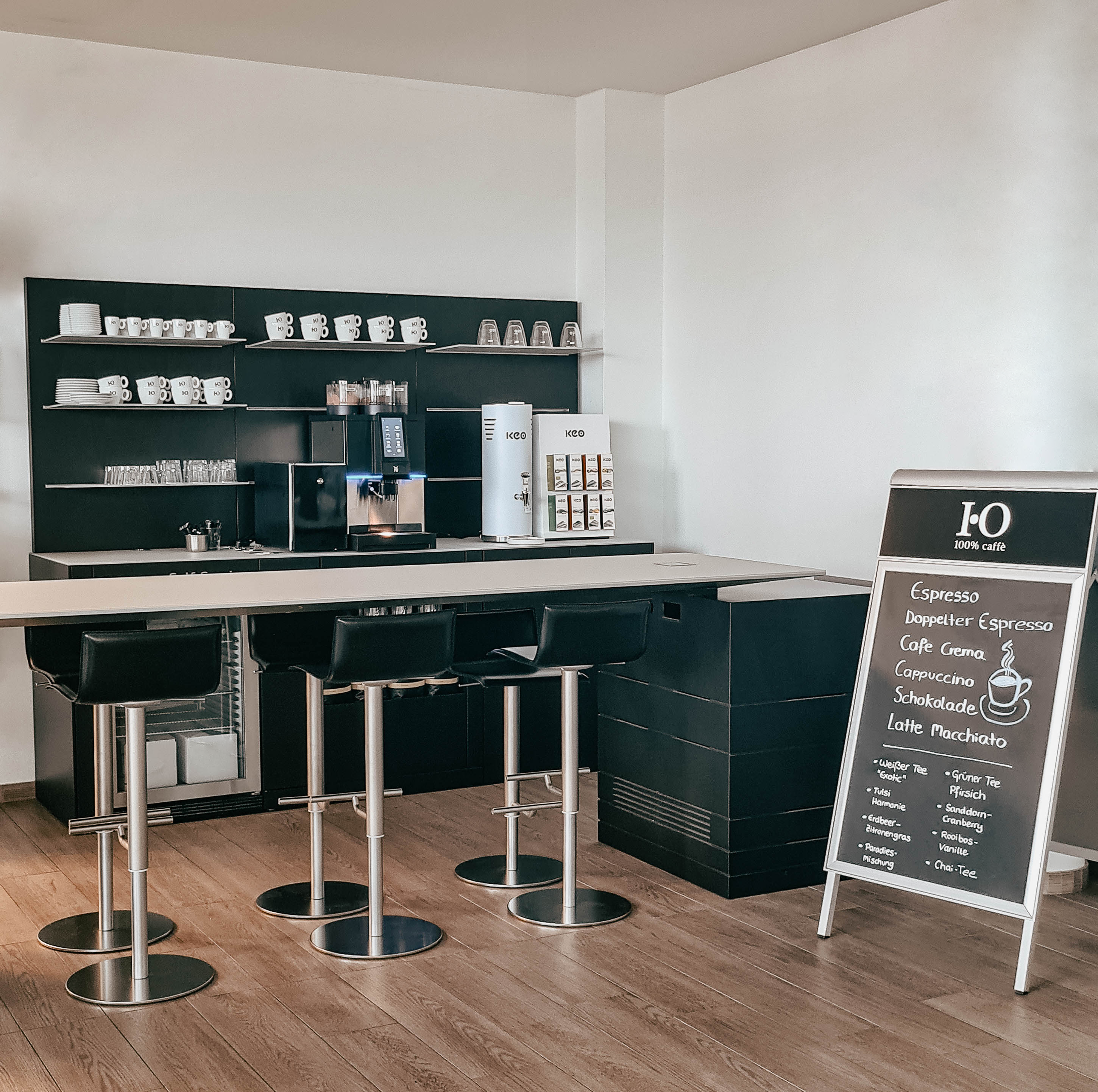 Kaffeetheke im Büro von Autocenter Neuss